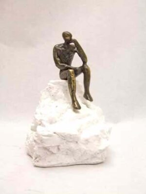 Kunsthars sculptuur "Bezinning"