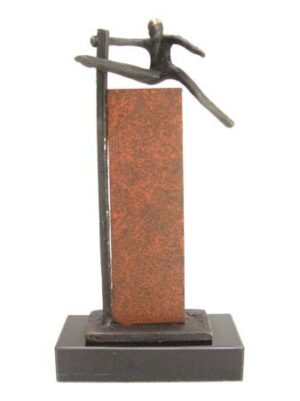 Sport sculptuur "De lat hoog leggen"