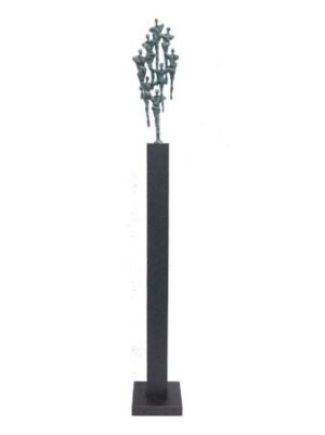 Groen gepatineerd sculptuur "Opbouwend" op kunsthars sokkel