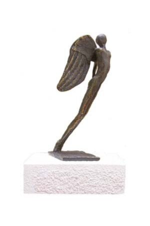 As geschenk "De beschermengel"urn gemaakt van steenhars